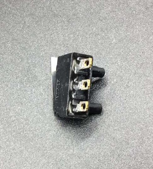 2Pcs Geunine D2HW-BL211H Voor Omron Waterdichte Knop Auto Deurslot Micro Schakelaar Voor Seat Cordoba 2.0