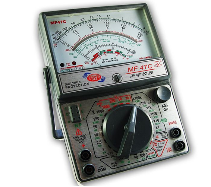 Analogowy multimetr typu MF-47C/w pełni funkcjonalny/obwód AC w celu określenia linii ognia.