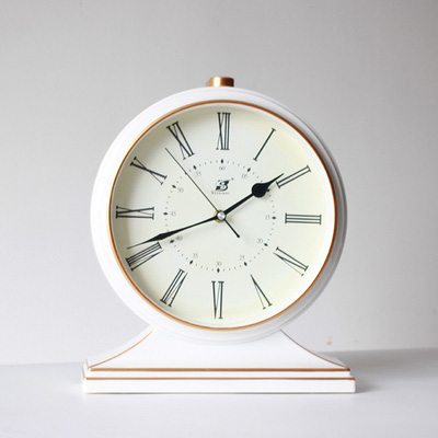 Reloj de mesa clásico retro silencioso de 12 pulgadas, reloj de sobremesa Quart, decoración creativa para el hogar, fácil de leer y funciona con batería: White Roman