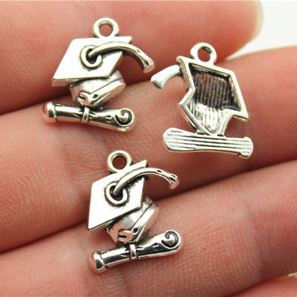 20 stks / partij Antiek Zilver Kleur Schoolbenodigdheden Boek Charms Bachelor Cap Charms Doctor Hat Hanger Graduation Charms: Antique Copper Plated