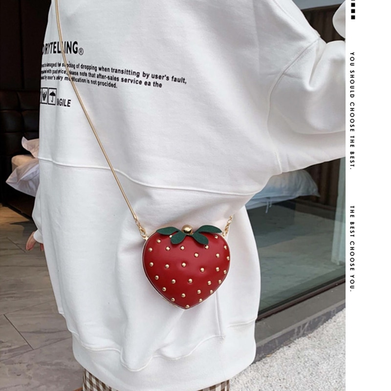 Fggs-strawberry bag wild hit color söt budbagsväska clutch söt hjärtformad jordgubbskedjefodral dam kedjeplånbok axel