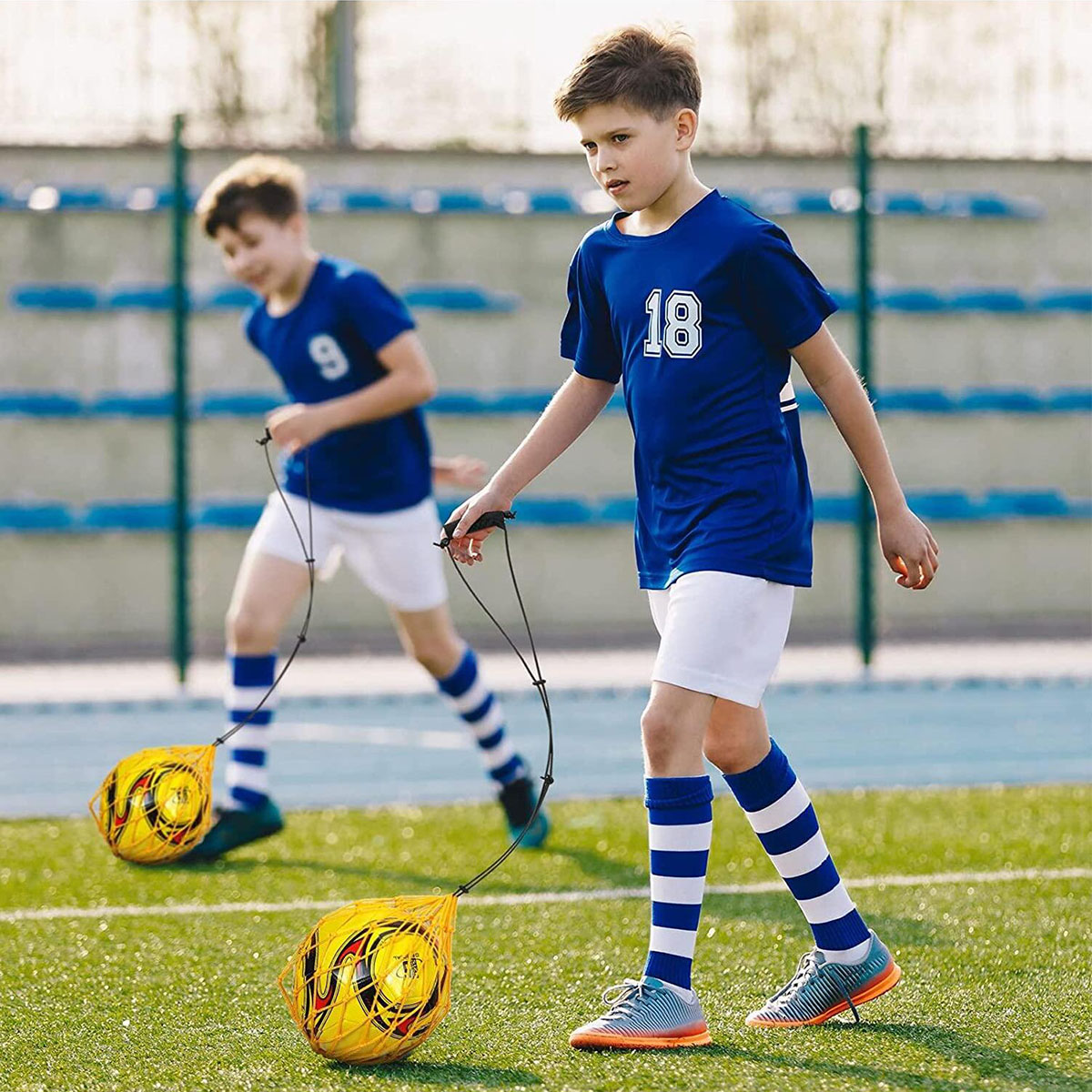 Entraîneur de coup de pied de football avec de filet verrouillé pour ballon de football, filet de jonglage élastique d'entraînement (convient à la taille du ballon 3, 4, 5)