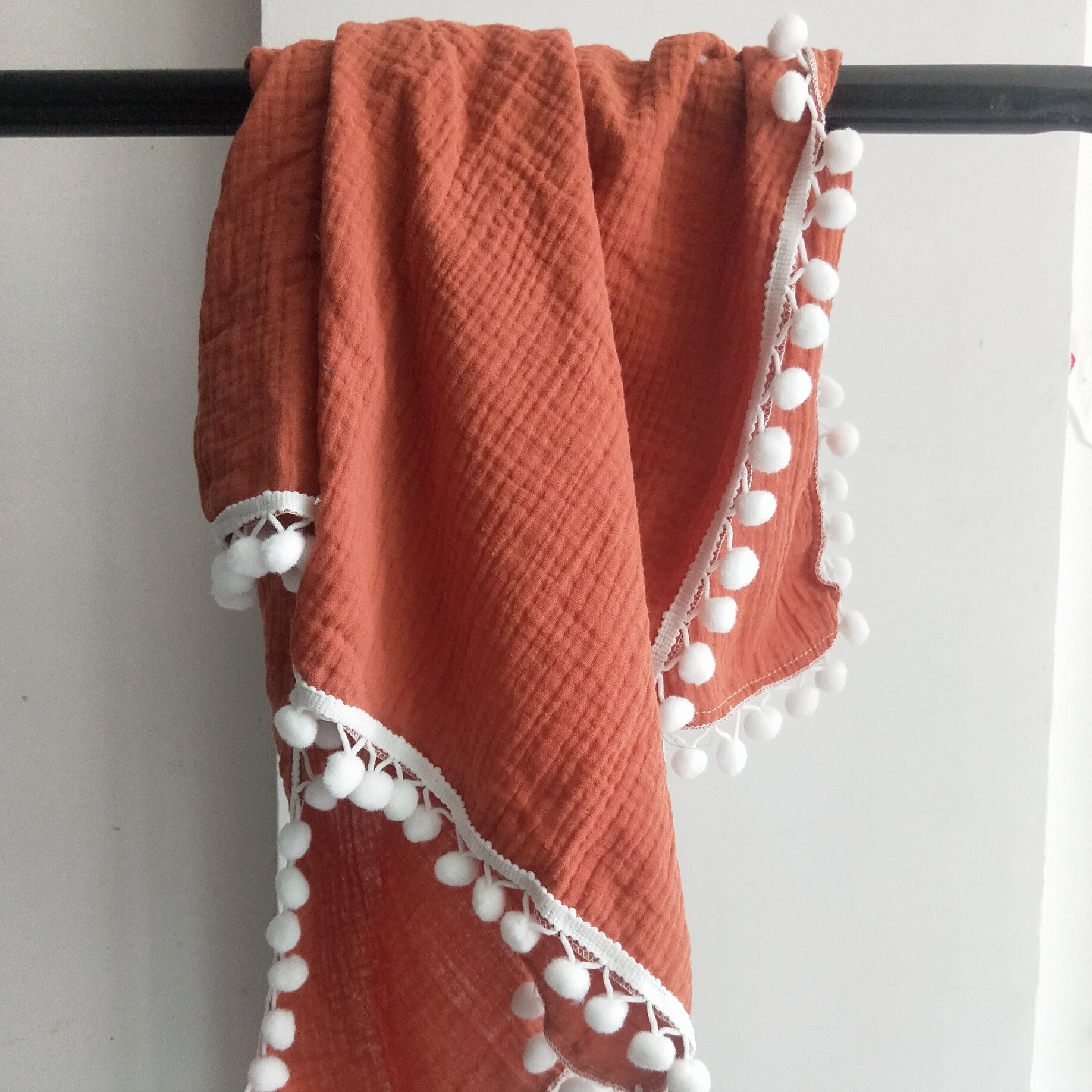 Mousseline Baby Inbakeren Deken Met Pom Poms Katoen Gaas Inbakeren Wrap Voor Baby &#39;S Pasgeborenen Ontvangen Dekens Baby Douche: Red