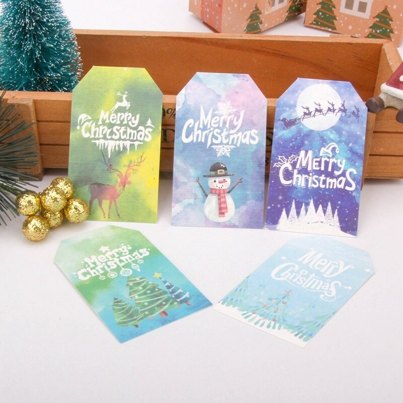 50 stuks/partij vrolijke kerstpapieren labels met touw diy knutselkaarten kerstfeest hangende labels inpakbenodigdheden huishoudelijke artikelen