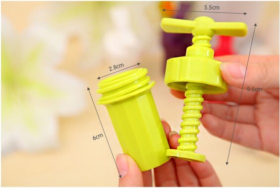 1 ST Keuken Gember Knoflook Handleiding Druk Twist Cutter Crusher Koken Tool Plastic Knoflook Persen Blenders Dunschiller LF 097