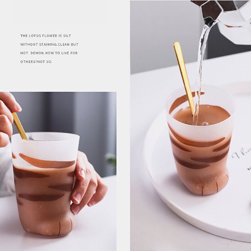 Søte katt poter tiger poter glass krus kopp gjennomsiktig kaffe te juice drikker dessert frokost melk spesielt