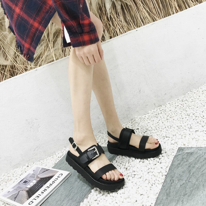 Boussac klamry pasa dekoracji sandały na platformie kobiety czarne nity punkowe Slingback sandały kobiety letnie buty na plażę kobiety SWC1006