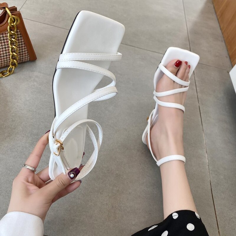 Damesandaler kvindelige stiletter sommer pumps firkantet tå pu ankel spænde rem dame mellem hæle pu casual sko: Hvid / 6.5