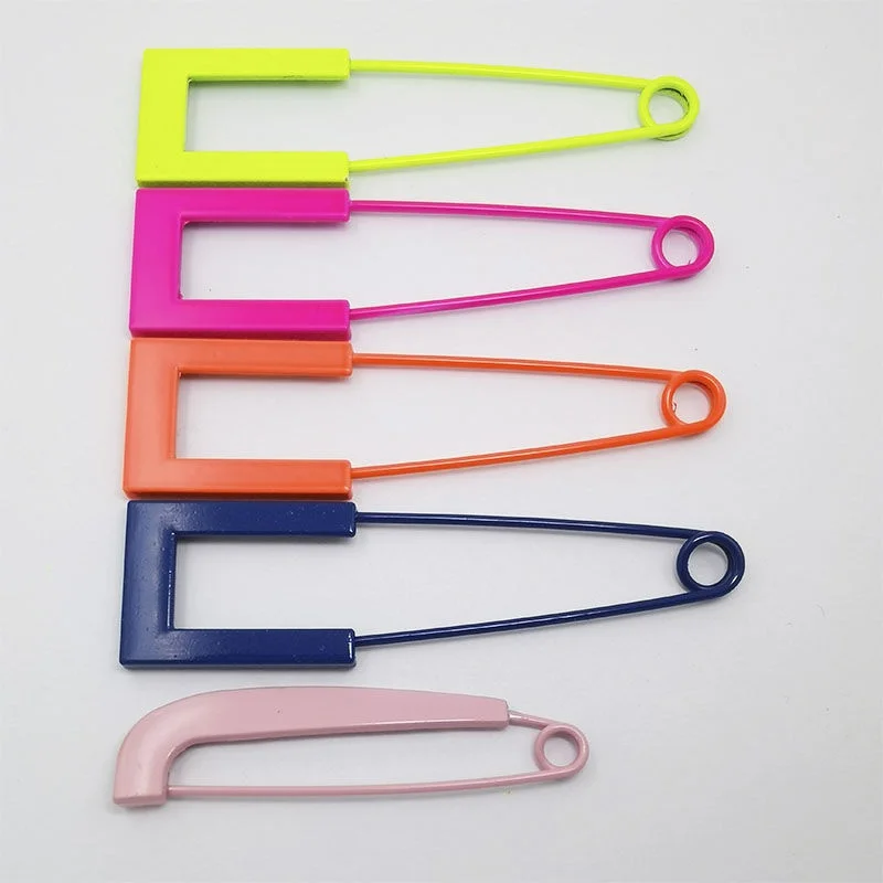 Eenvoudige en verfijnde fluorescerende broche voor truien, pakken, sjaals en hoeden, accessoires voor lieve en schattige dames.