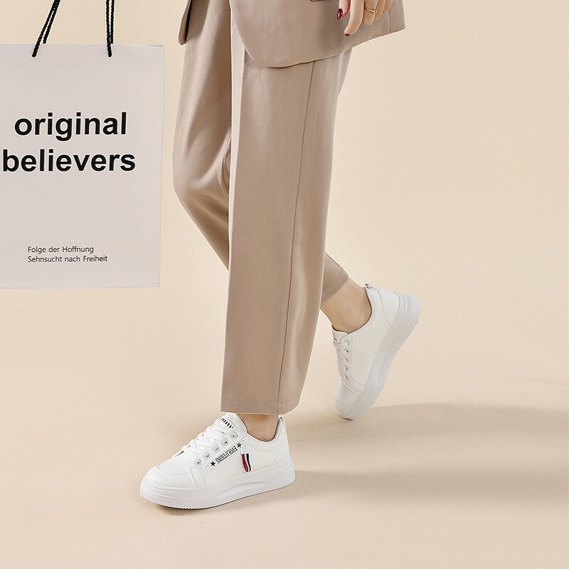 Mały biały buty damskie wrotki 2022 nowa wiosna i jesień niskie buty sportowe na co dzień studenci zwiększają buty skórzane