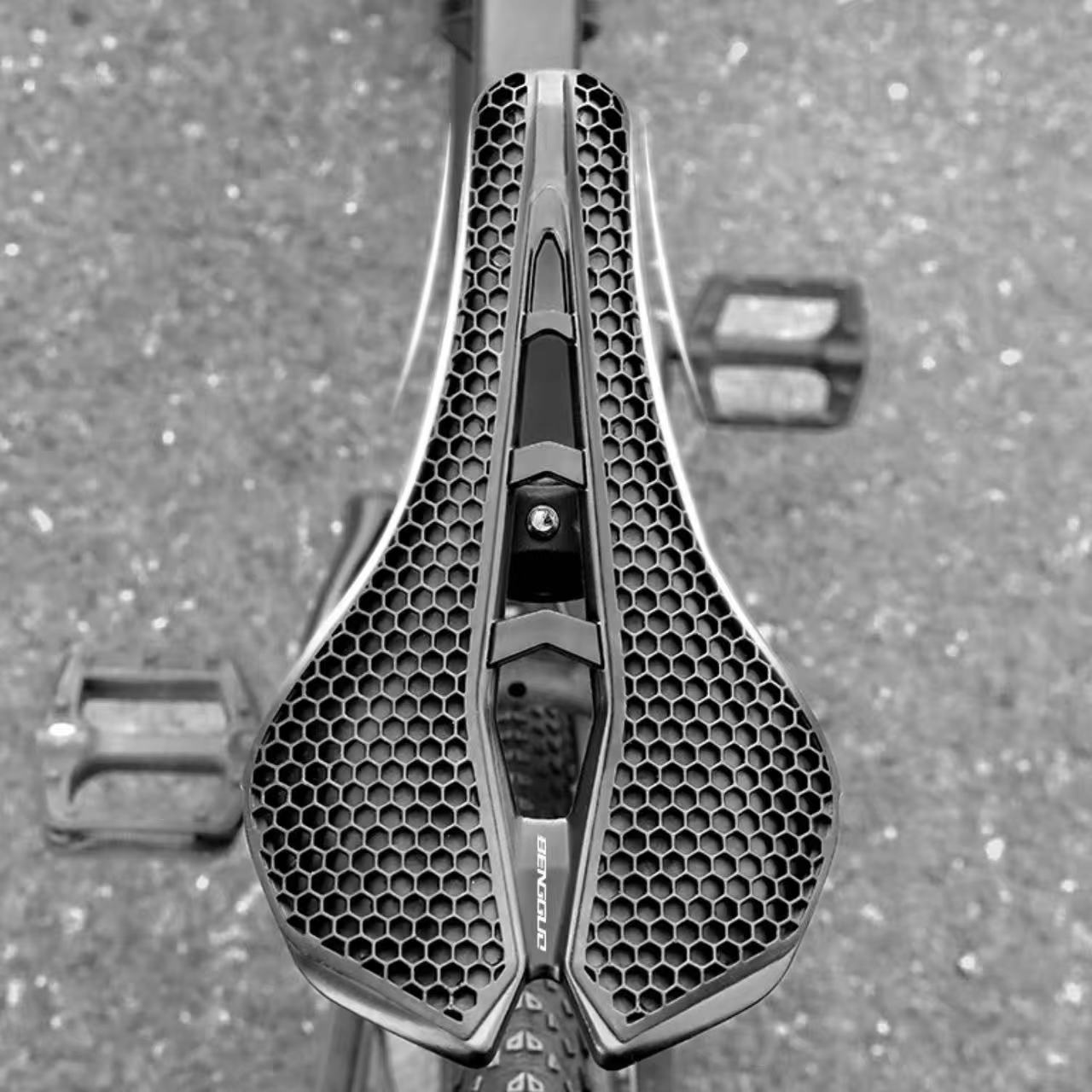 Fiets 3D-zadel Honingraat schokabsorberende zitting Hol ademend kussen Comfortabele racefietsuitrusting