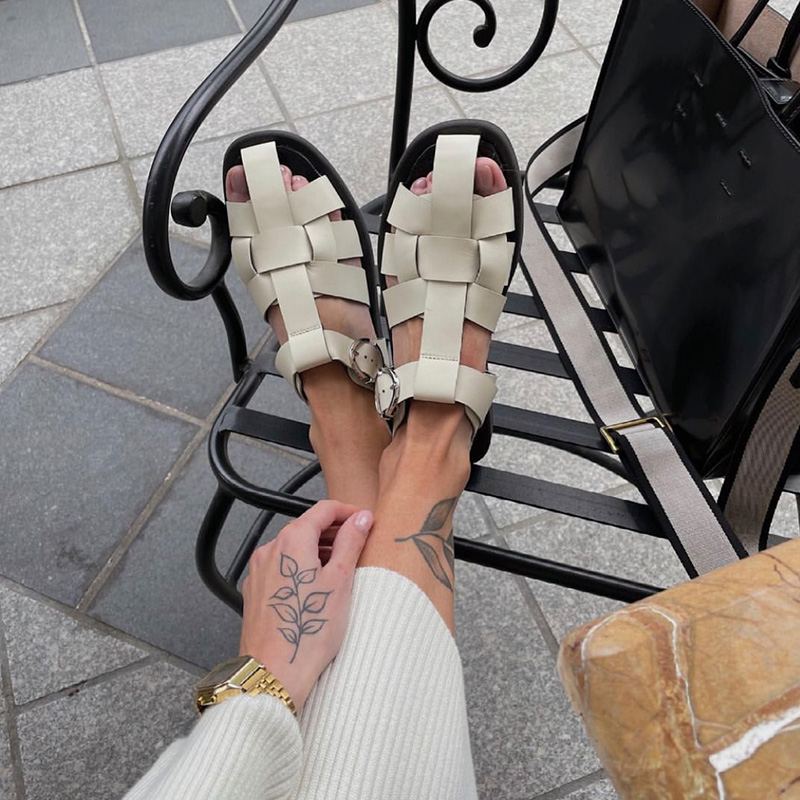 Sandalias de gladiador de cuero negro Retro para mujer, zapatos informales cerrados con tejido cruzado, zapatos planos de punta redonda para mujer, novedad de verano