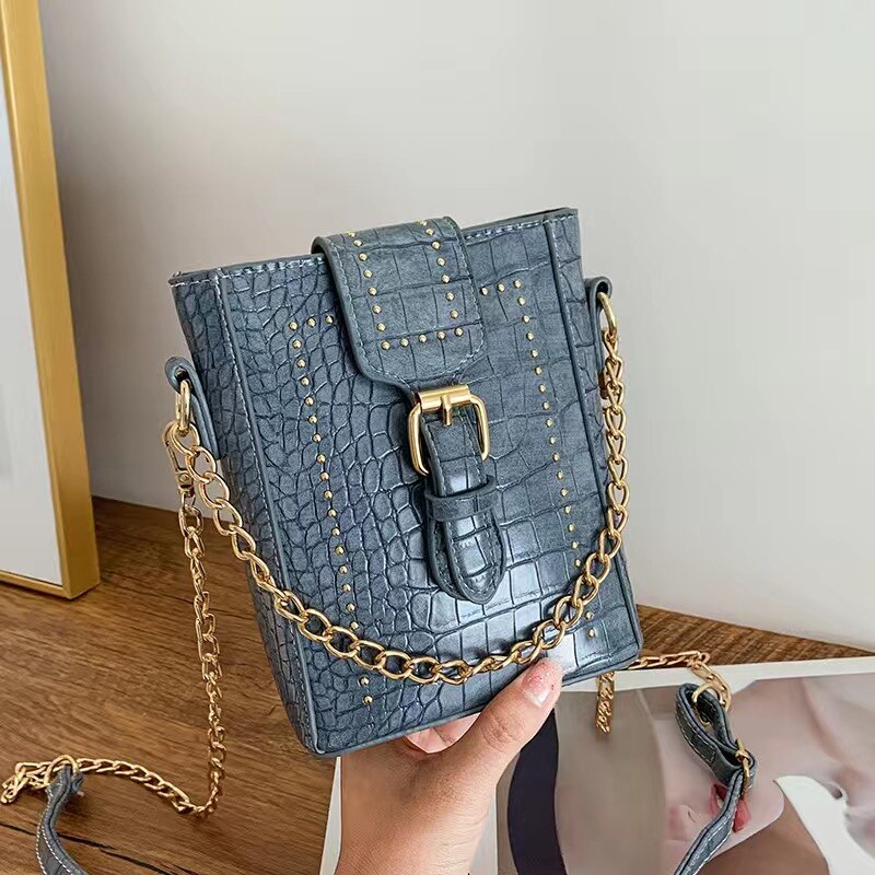 spring European and American style crocodile pattern chain bucket bag simple shoulder messenger PU female bag: Sky Blue