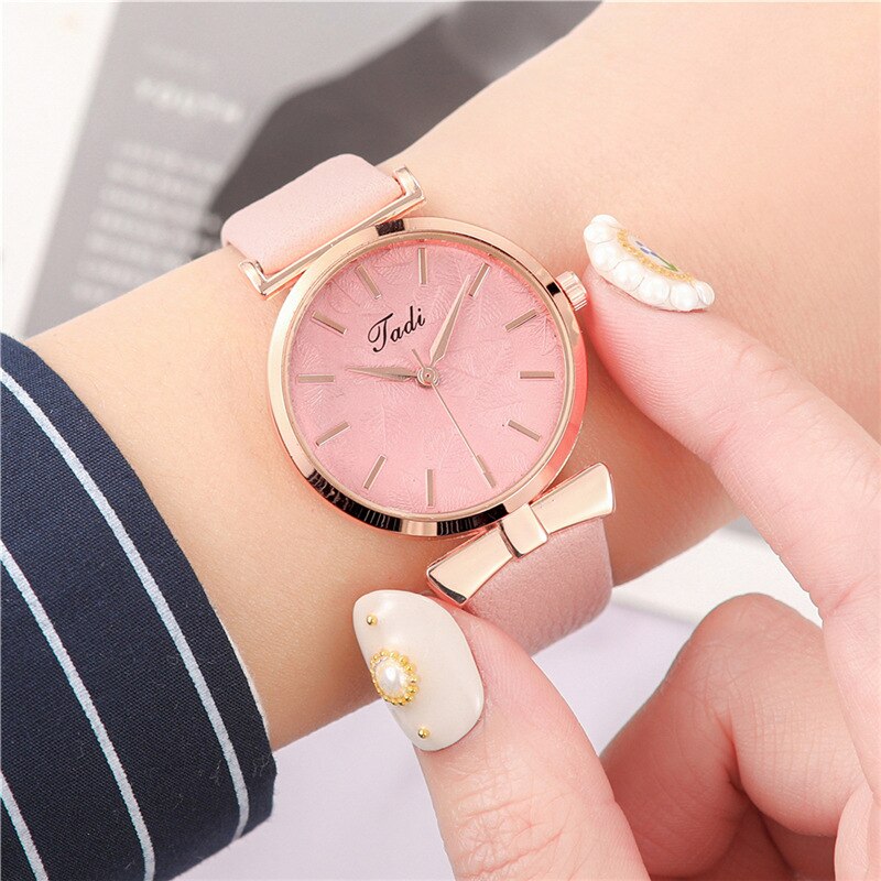 Eenvoudige Dames Horloge Quartz Reliëf Blad Wijzerplaat Kunstmatige Lederen Band Dames Horloge Dames Horloge Dames Horloge