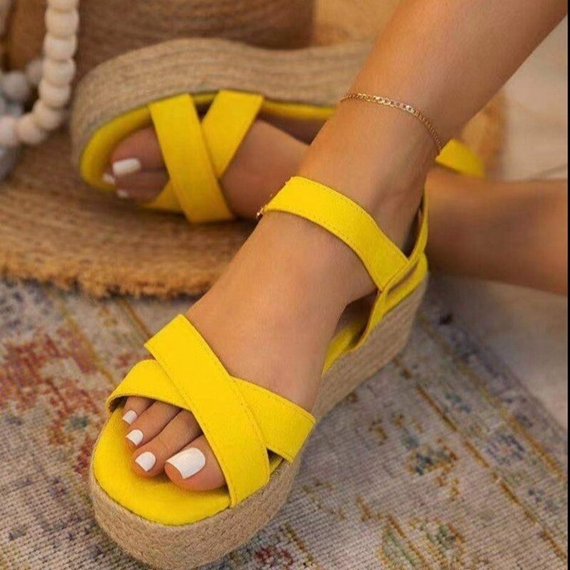 YUKE Femmes Compensée Boucle Moyen Talons Hauts Dames Décontracté Solide Chaussures À Bout Ouvert Confortable En Cuir PU Jaune Sandales