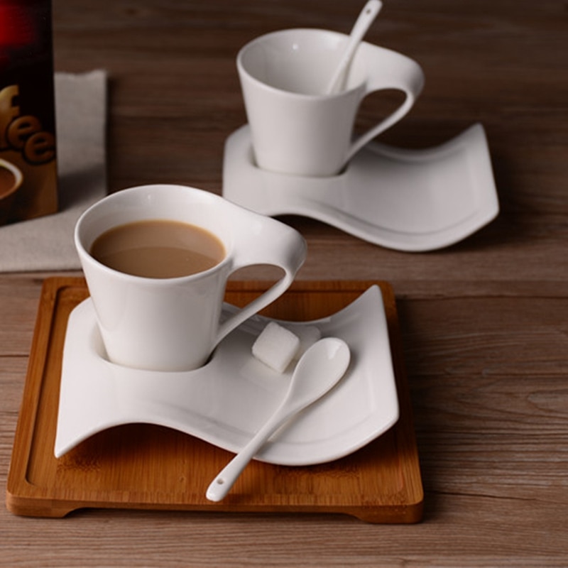 Vågkeramik snygg kaffekopp och tefatuppsättning europeiskt litet lyxigt par 200 ml kaffekopp
