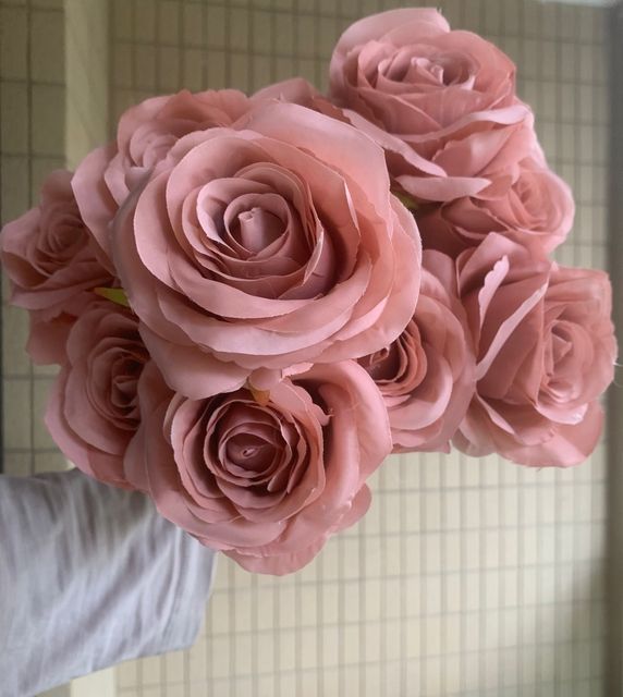 Decoración de boda, rosa polvoriento, rubor, café ligero desnudo, arroz, rosa artificial blanca, fila de flores, guía de camino, flor,