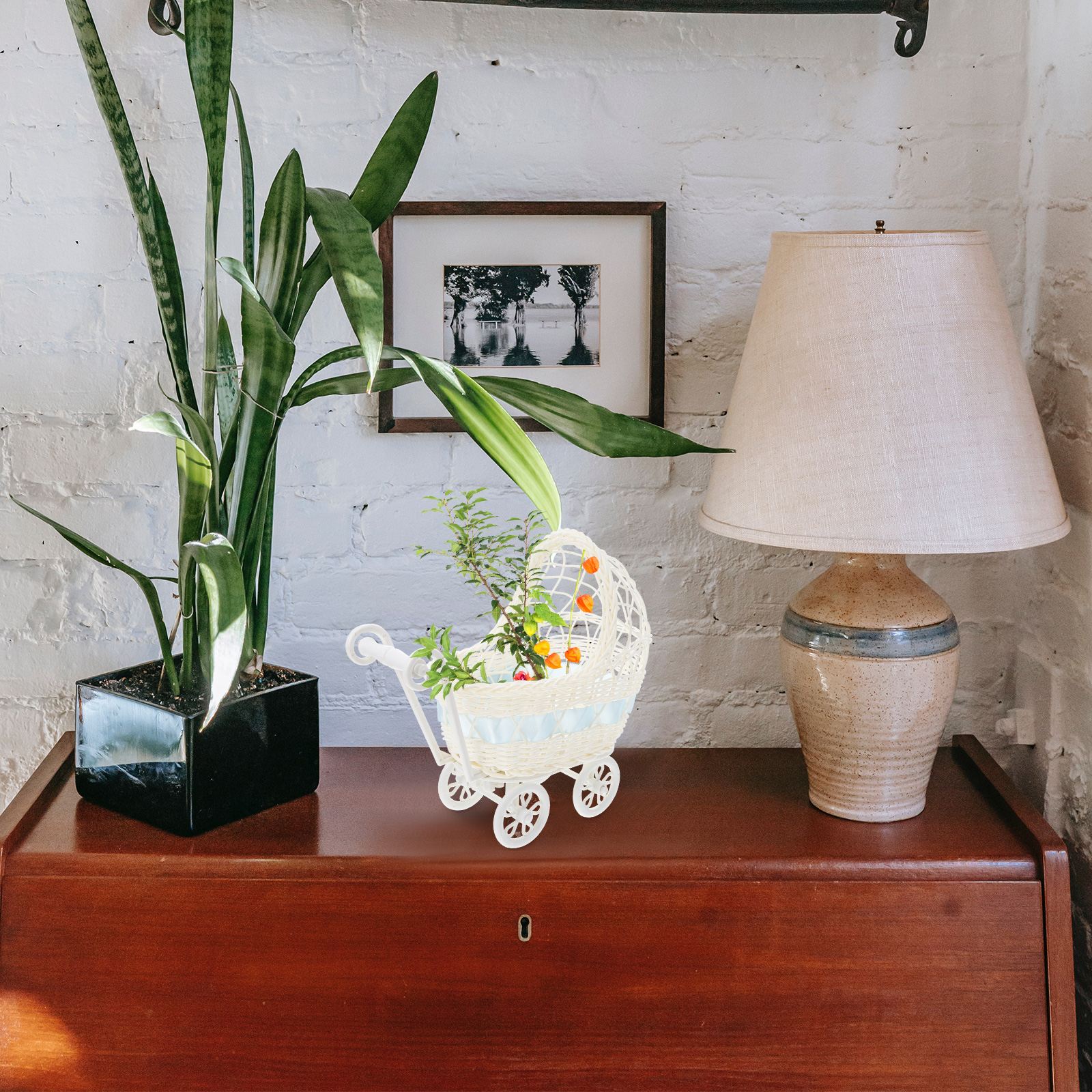 1Pc Plastic Bloem Mand Met Kar Gesimuleerde Geweven Gebreide Wandelwagen Winkelwagen Cane Driewielers Wedding Party Photo Prop (Willekeurige kleur)