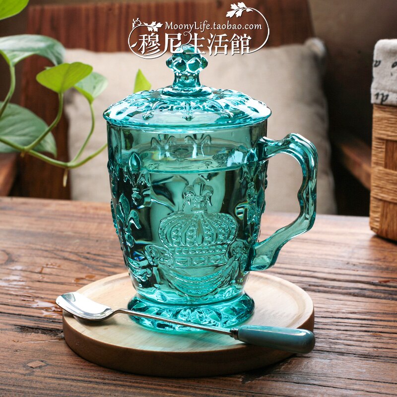 Präglat glas kopp bältesskydd glas hushåll blyfri kristall blomma te kopp kung hatt präglad glas lock mugg kopp
