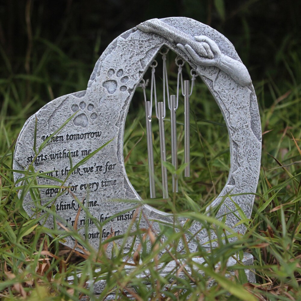 Inomhus utomhus trädgård grav gravsten husdjur sten minnesmärke med vindspel
