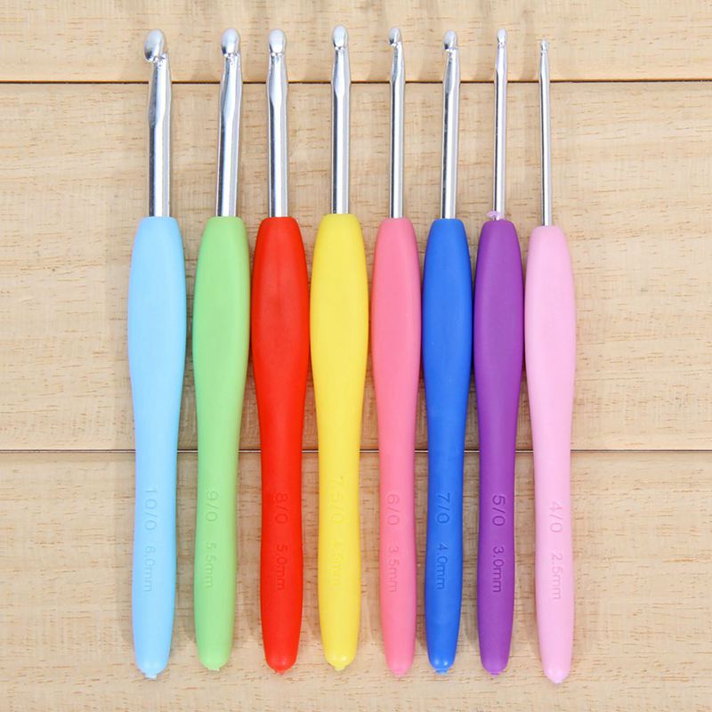 1PCS Crochet Hook Ergonomic Handles 3.0mm Comfortable Grips Crochet Needles Yarn Weave Knitting Needles Random Color Wool Needle