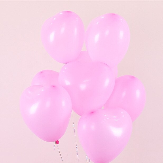 Une fille heureuse et surprise fête son anniversaire Décoration de fête