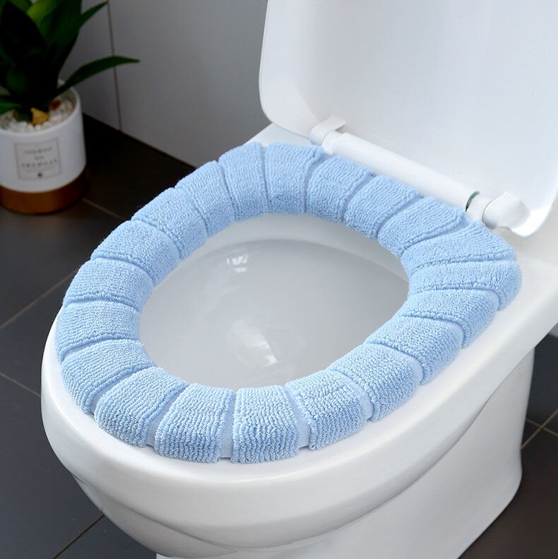 La couverture confortable de siège de toilette est des articles sanitaires chauds, doux et réutilisables de flanelle: blue