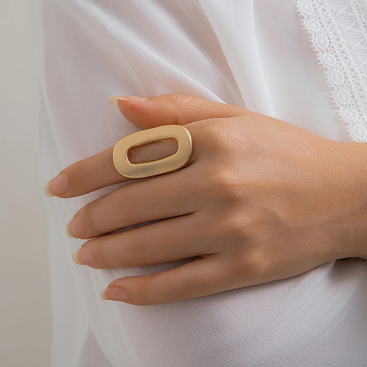 Bagues ovales géométriques ajourées pour femmes, grandes bagues créatives réglables, mates, bijoux de déclaration à la pour filles: Black