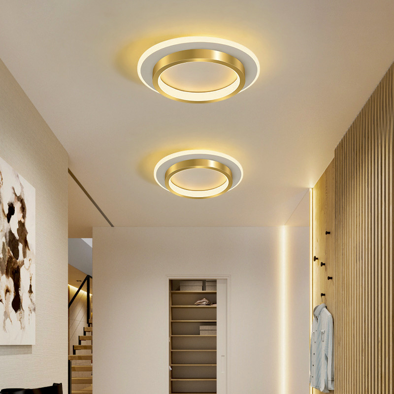 Nowoczesna lampa sufitowa doprowadziło robić korytarza, przedpokoju, na schody, robić przejścia, wejścia, na balkon, mały okrągły żyrandol robić salonu, jadalni, sypialni.