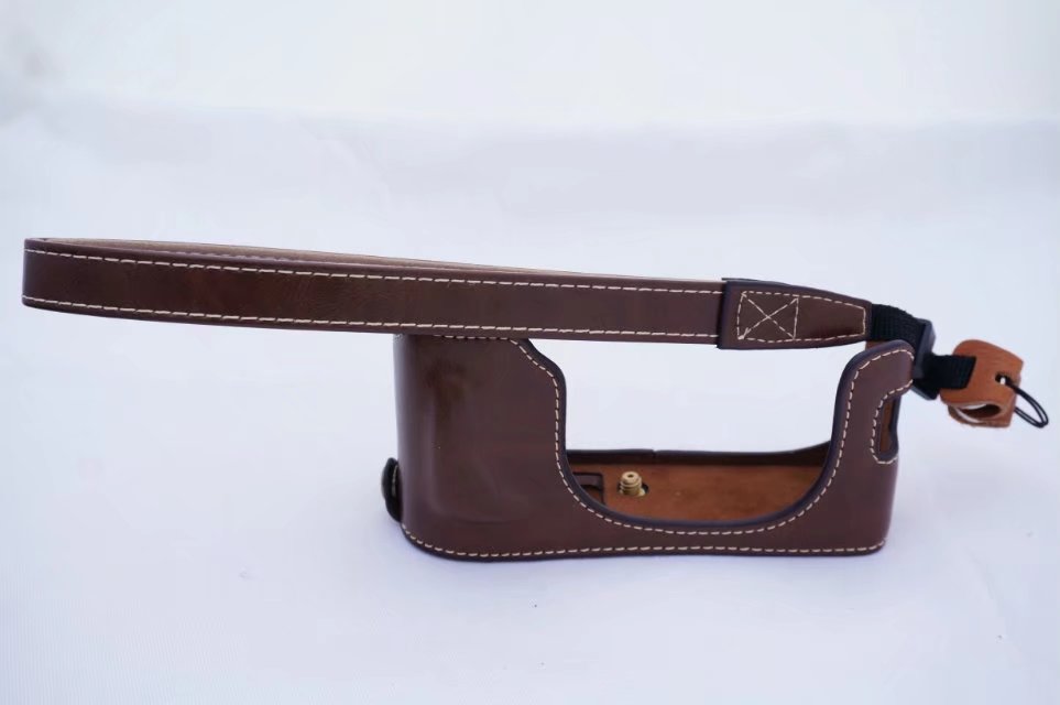Étui pour caméra vidéo rétro, demi-boîtier en PU 1/4 à montage à vis, adapté à l&#39;appareil photo numérique Fujifilm FUJI X100F (noir/marron/café): Coffee with strap