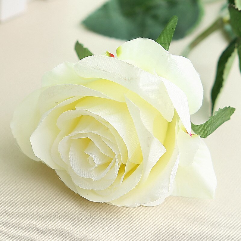 9 stk. grenstamme latex rose hånd føler filt simulation dekorativ kunstig silikone rose blomster hjem bryllup: Hvid