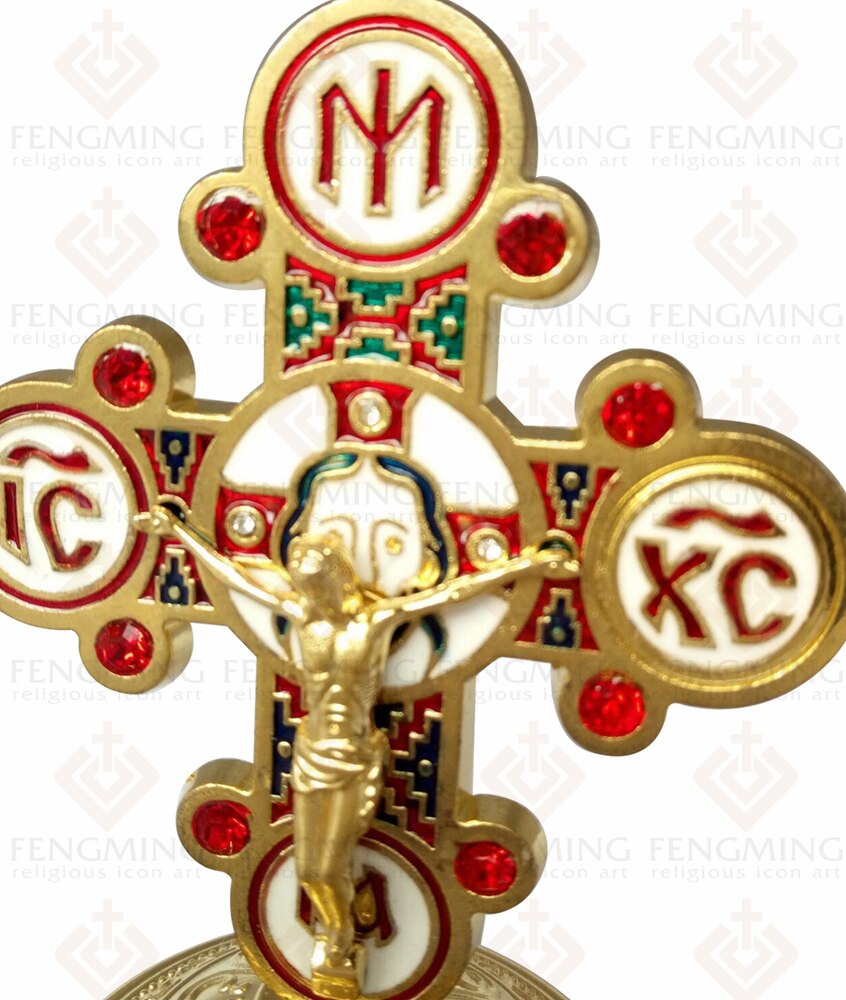Barato Crucifijo de San Benito Jesús Cruz religiosa dorada decoración artesanía de metal de bautismo cristiano mascota bizantino iconos