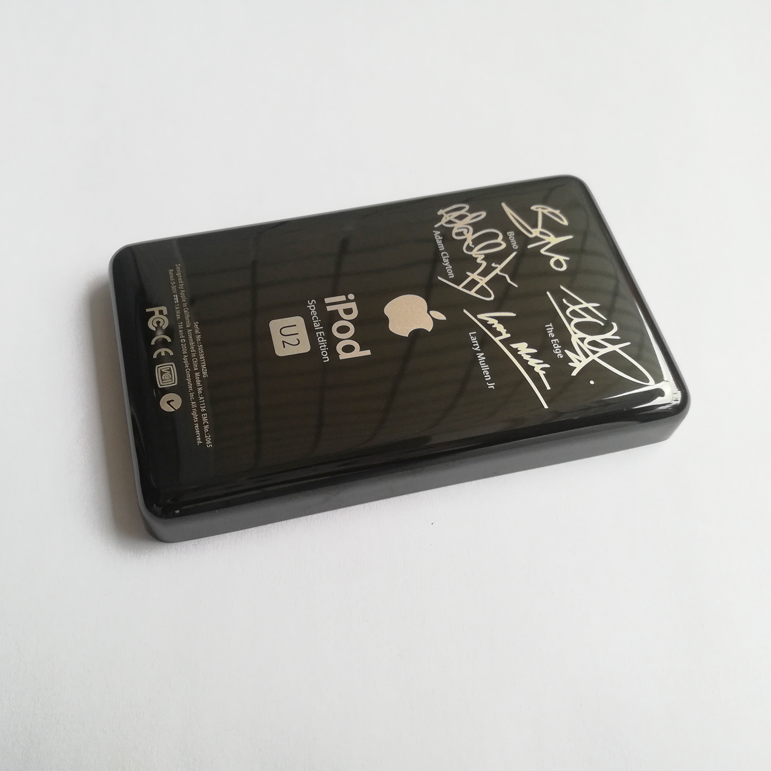 Svart och guldfärgad metallhölje på skalet till ipod 6th gen classic 160gb u2 special edition tjock