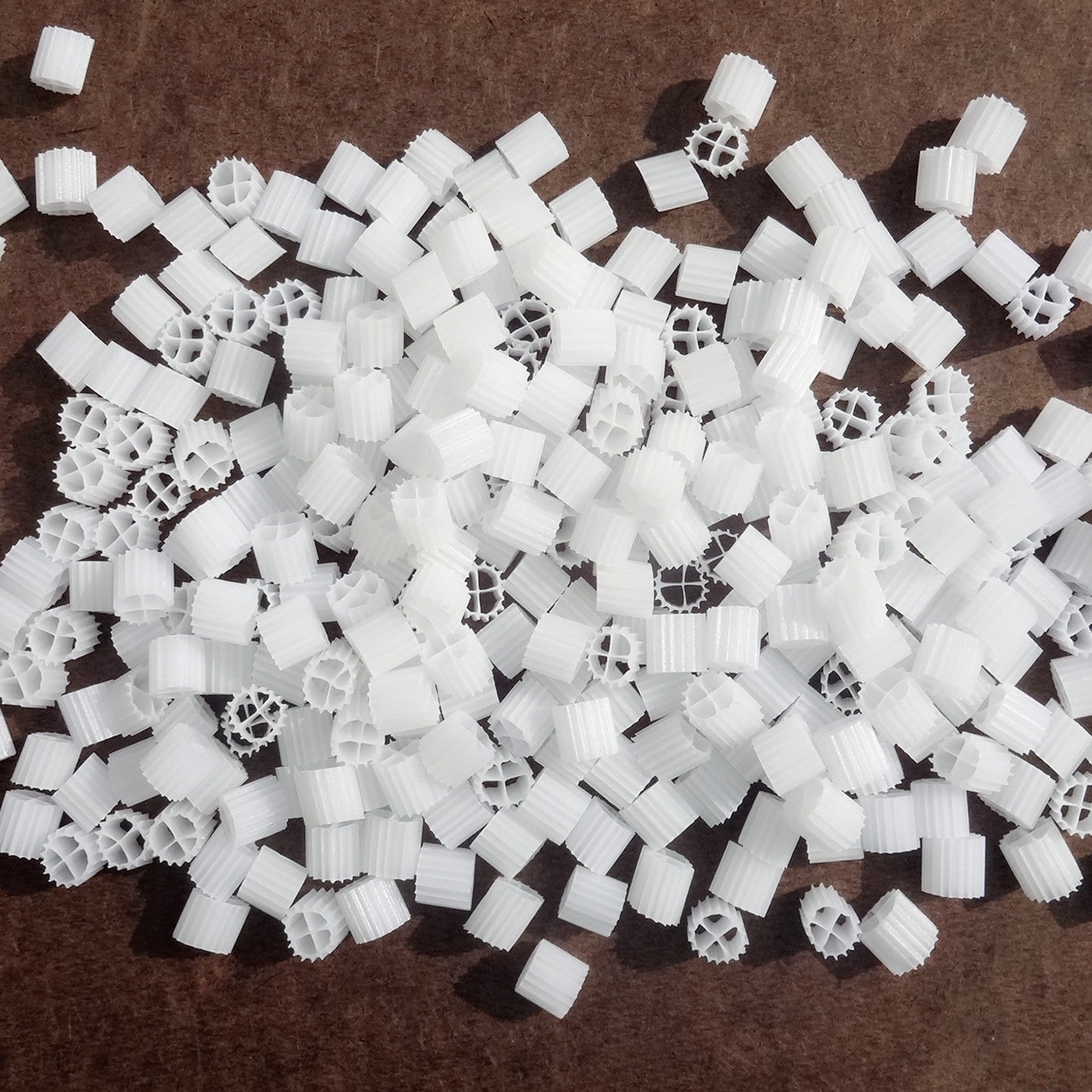 500g/1000g K1 kaldness Filter Media Biofilm Reactor Moving Bed Filtration Media MBBR for Aquarium Sump Fish Tank Bio Pond Filter