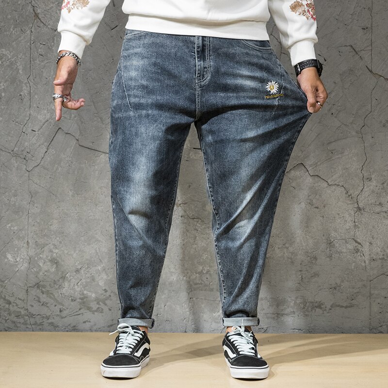 Plus Größe 5XL 6XL 7XL Herrenmode Pluderhosen Jeans Kleine Gänseblümchen Stickerei verlieren und lässig strecken Denim Hosen Männlichen Kleidung