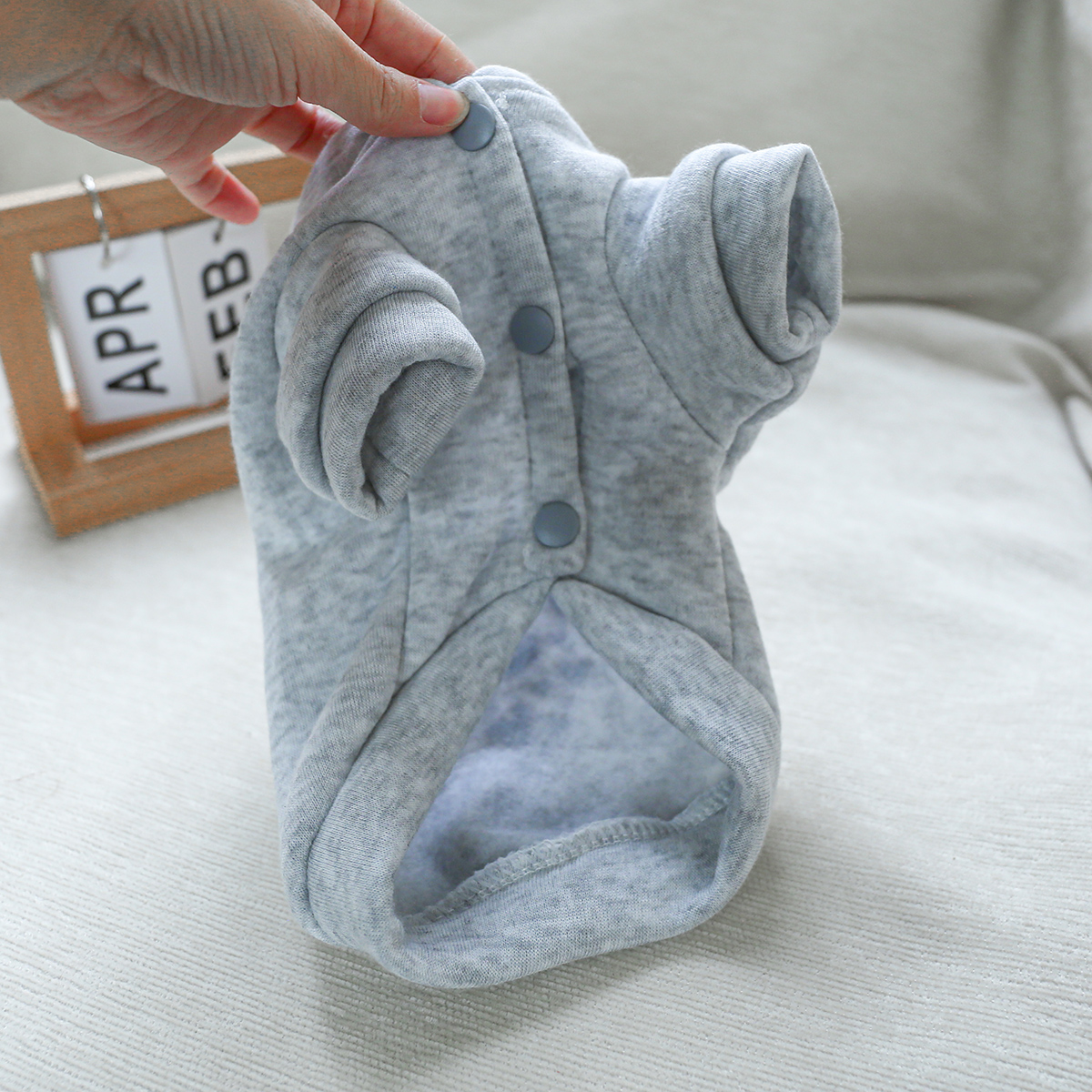 1PC huisdierkleding hond kat Valentijnsdag rode liefdesjas met trekkoordgesp, geschikt voor kleine en middelgrote honden