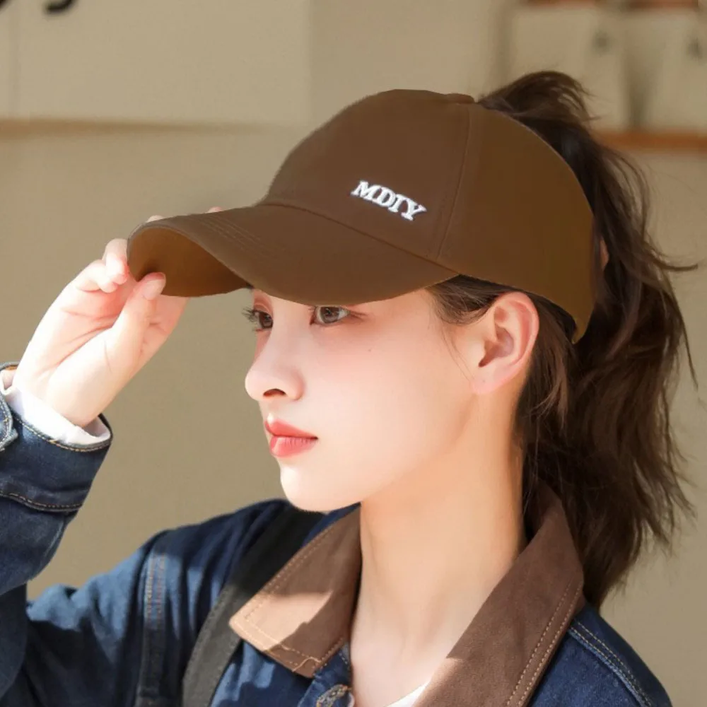 La gorra de béisbol deportiva de verano se puede atar con coletas altas, tapas vacías, sombreros y gorras con sombrilla: Castaño