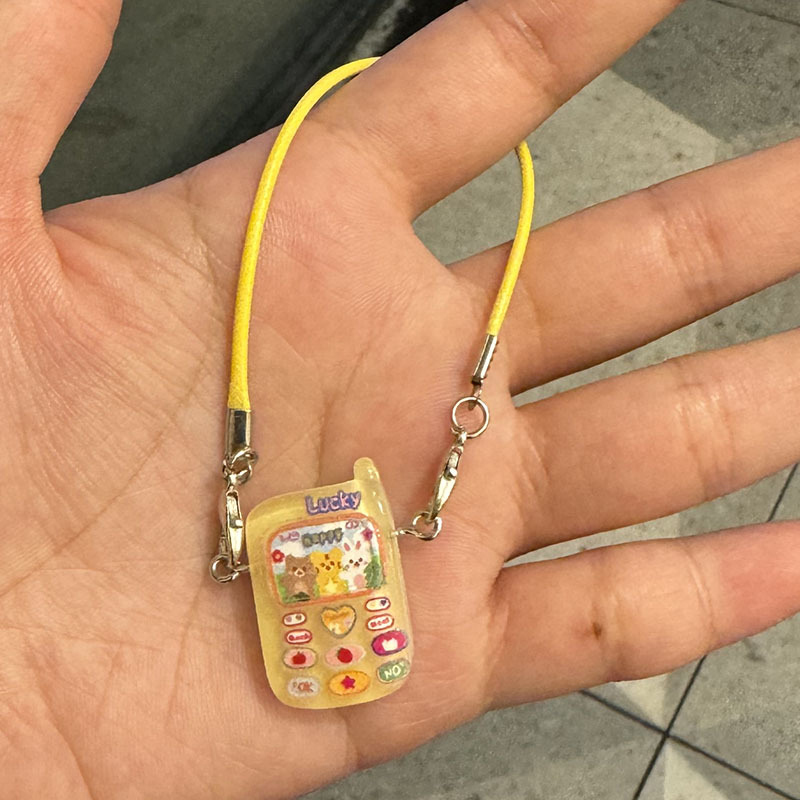 Dockskåpstillbehör smådjur miniatyr mobiltelefonmodell hängsmycke tecknad mini mobiltelefonmodell berlocker klä upp leksak: Vit
