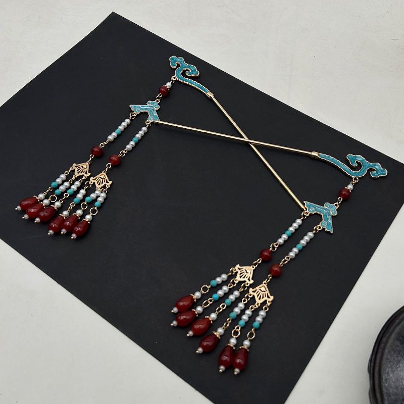 Damehårspænde med blå skyer og lange perler og frynser