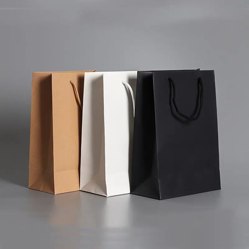 20 stks/partij Wit Zwart Eenvoudige Papier Bag Kraft Papier Snoep Doos Met Handvat Bruiloft Verjaardag Party Pakket Zakken