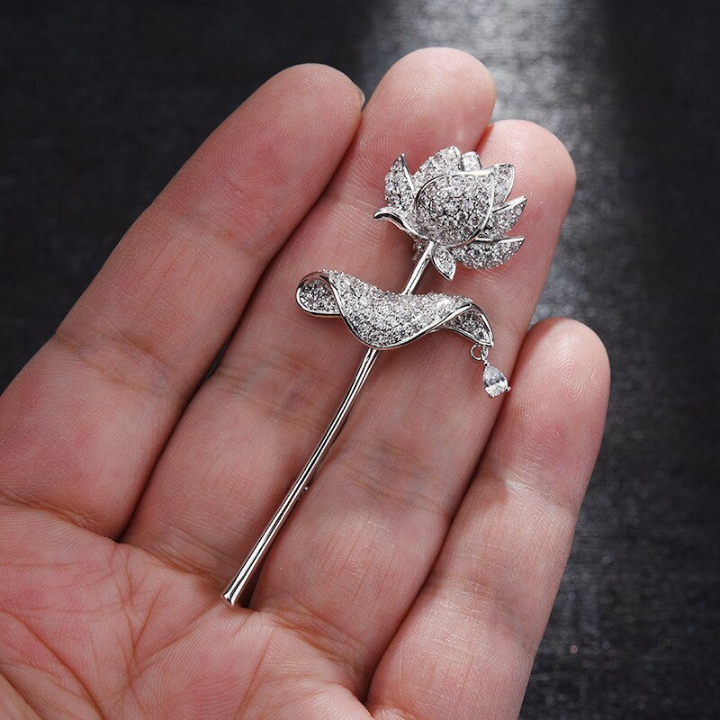 Schmuckset der marke red trees, damenbroschen und anstecknadeln, geschenkbox mit lotus-brosche für damen