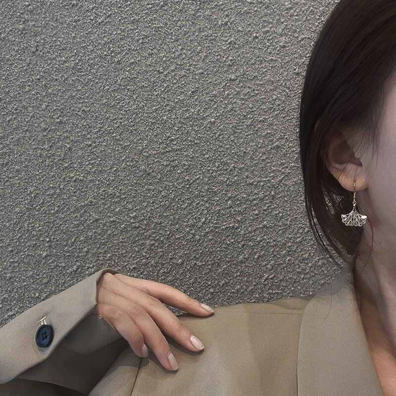 Luxuriöse ohrstecker aus 14k echten gold- und  s925 silbernadeln mit zirkonia-fassung in fächerform für damen