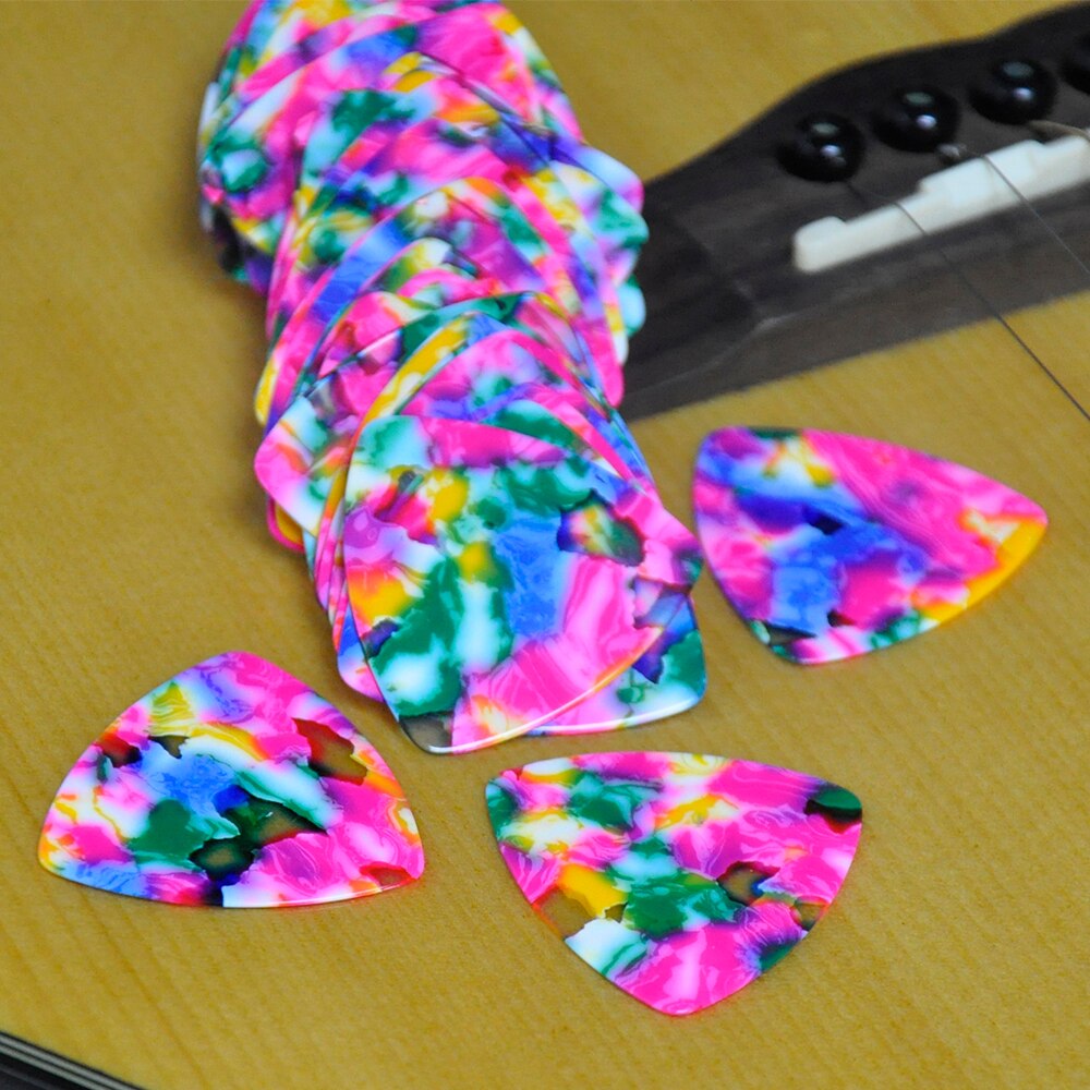 Partier  of 50 stk tie-dye pink 0.71mm medium store afrundede trekantede celluloid guitar picks