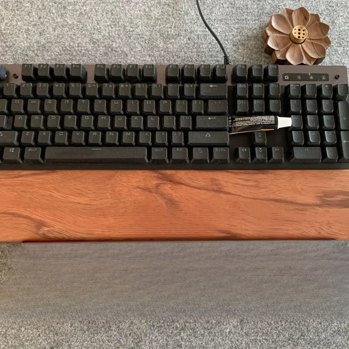 Black Walnut Mechanical Keyboard Wrist Rest Custom Gaming 60 75 87 98 104 Keys Ergonomic Thickened Rounded Corners Hand Rest: Khaki / Yellow Switch