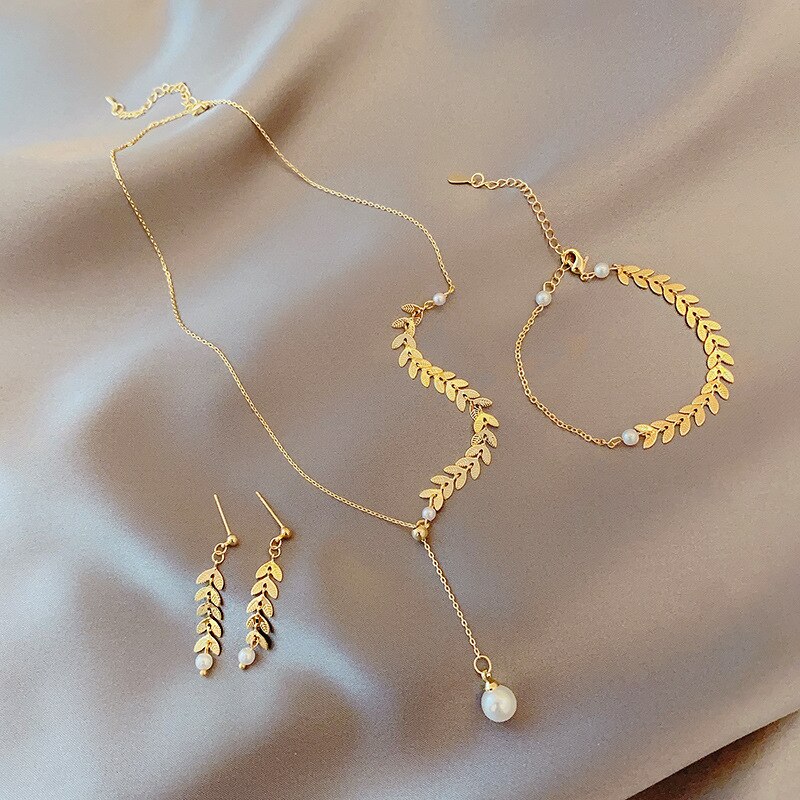 Abito a tre pezzi piccolo design senso grano Spike collana di perle orecchini bracciale set brezza fredda semplice Internet gioielli famosi