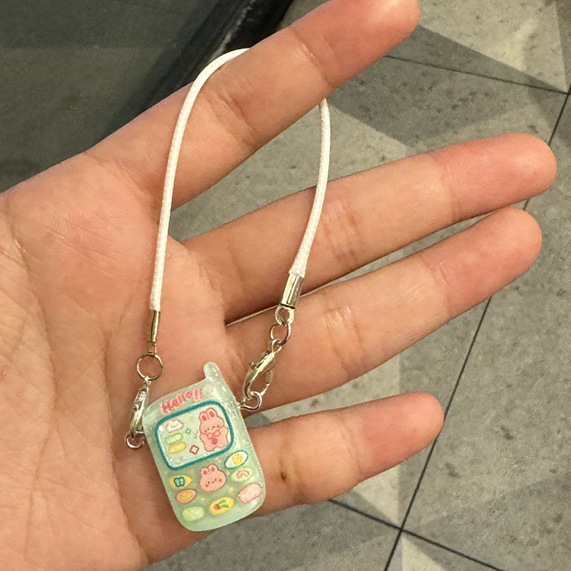 Dockskåpstillbehör smådjur miniatyr mobiltelefonmodell hängsmycke tecknad mini mobiltelefonmodell berlocker klä upp leksak: Ljusgrön