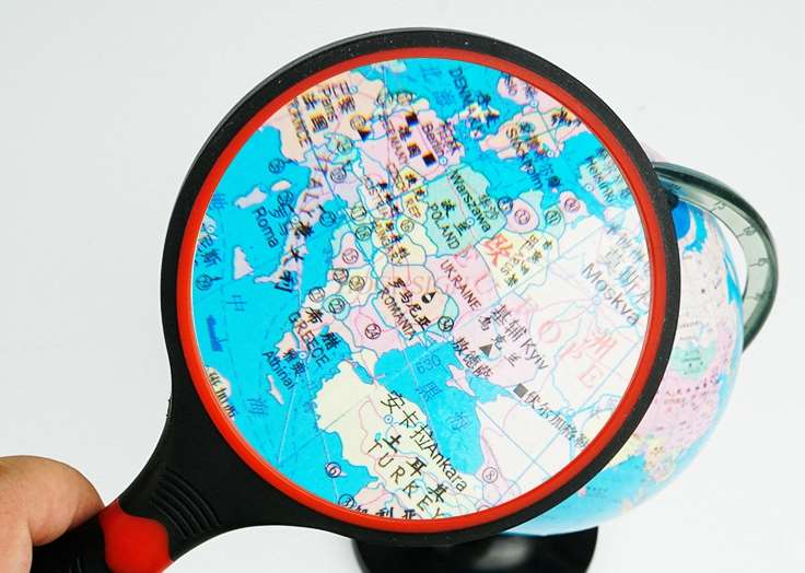 magnifying equipment Holding a magnifying glass 10 times for the elderly to read and observe the plant student