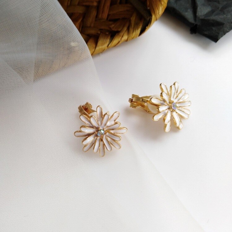 Boucles d'oreilles blanches petites marguerites blanches en 3D pour femmes, mignonnes avec des Clips de fleurs, Clips pour les oreilles coréennes, sans Piercing: clip on earrings