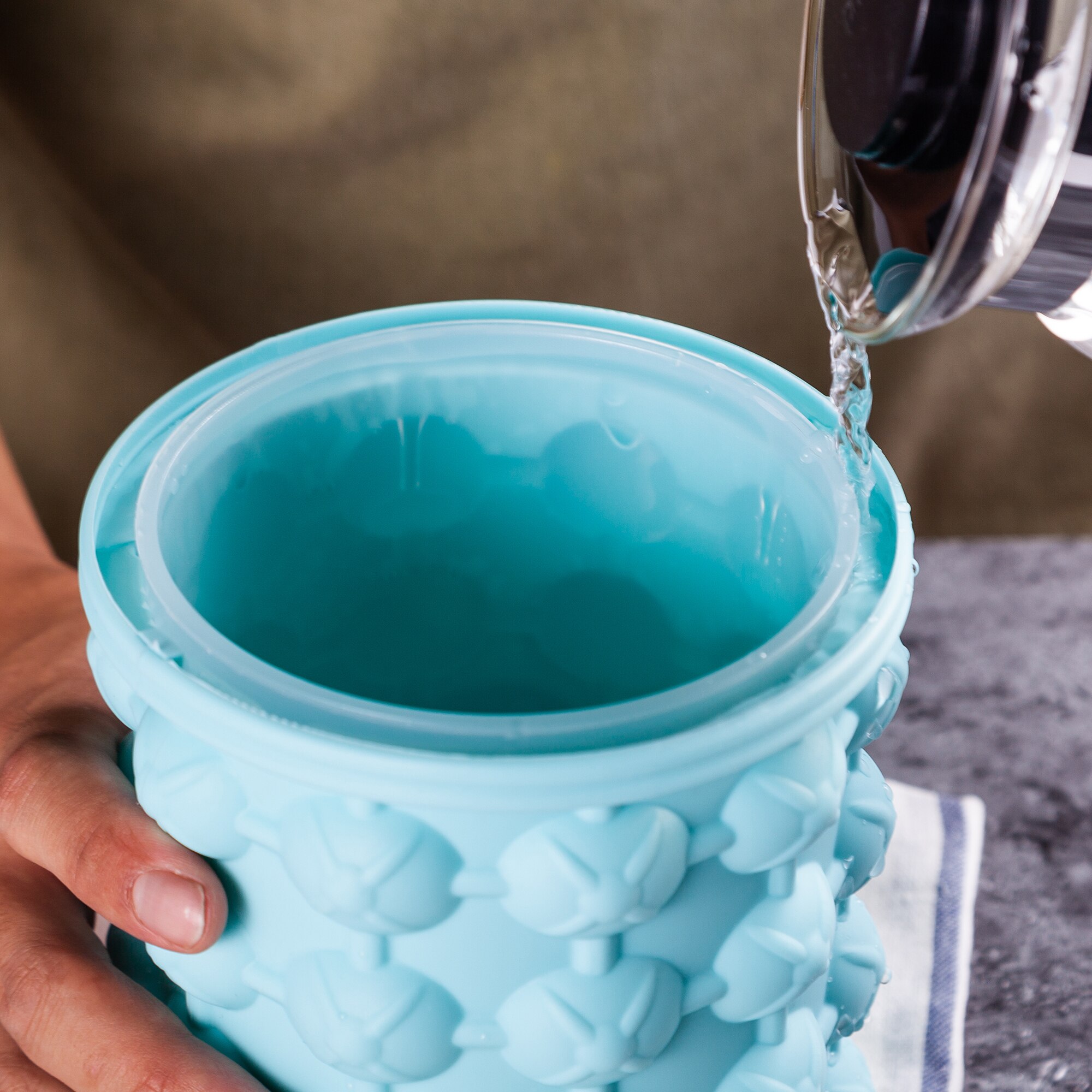 Silicone Ice Maker Fast Cold Ice Bucket Whiskey Wine Ice Cooler Beer Freeze Barrel Cabinet Space Saving Kitchen Ice Making Tools