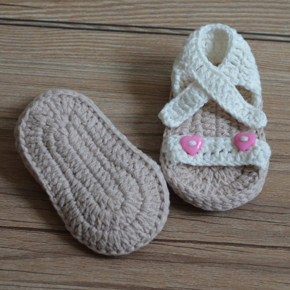 Zapatos de bebé de ganchillo a mano suela suave Luna Llena 100 días zapatos de lana para bebé, estilo de botón de corazón, nuevas sandalias zapatos de bebé de jardín